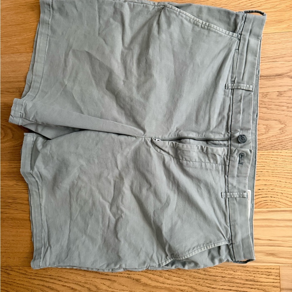 Men's Gap Gray Green Shorts 8”